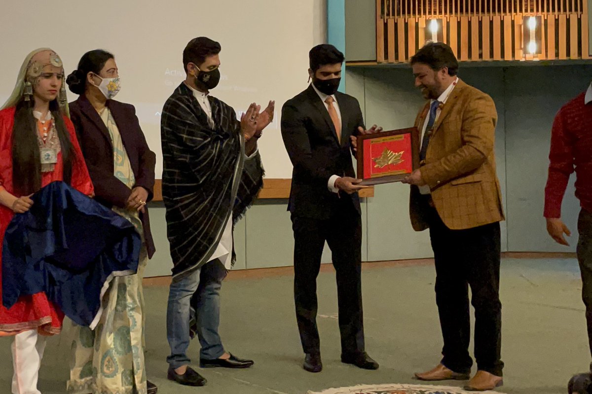 princerajpaswan's tweet image. श्रीनगर के SKICC में साउथ एशिया पीस मूवमेंट द्वारा आयोजित रियल हीरो अवार्ड कार्यक्रम में अतिथि के रूप में सम्मिलित हुआ और अपने-अपने क्षेत्रों में विशेष योगदान देने वाले अधिकारियों और लोगों को सम्मानित किया।