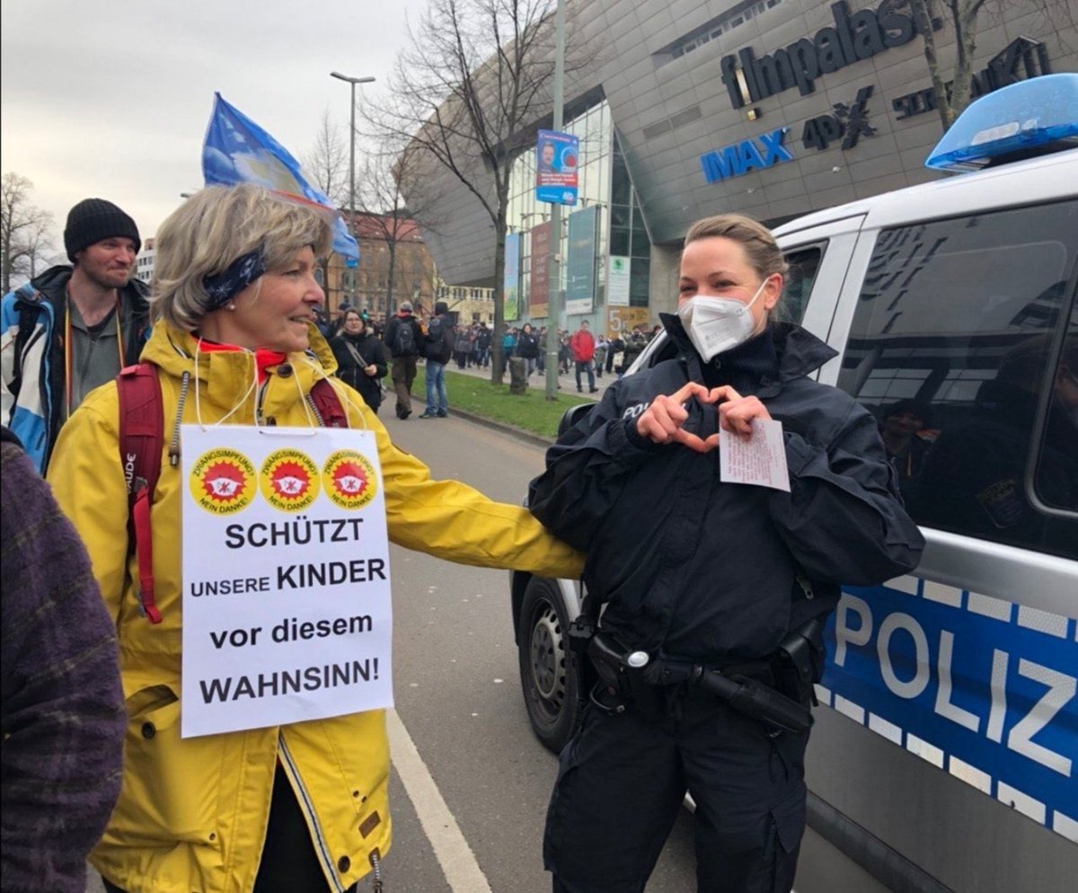 stephanpalagan's tweet photo. Was wohl passieren würde, wenn ich auf einer Umweltschutzdemo einer Polizistin so nah an die Dienstwaffe kommen würde? https://t.co/yMVmQP6Ikm