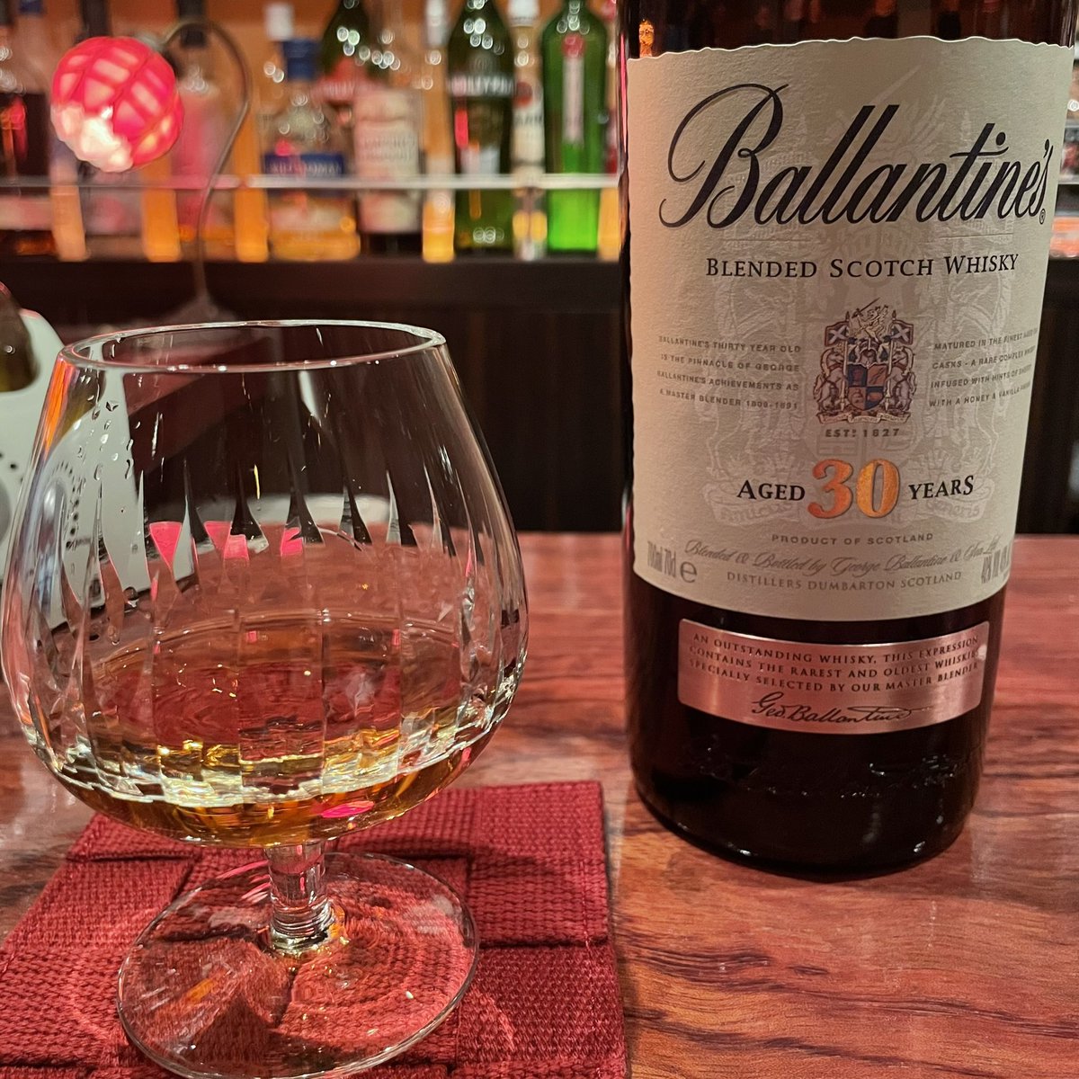 LagaChan's tweet image. 昨日の出来事
｢引っ越すので今日が多分最後です｣と伝えたら、
隣に座ってた常連さんからプロローグK、マスターからエッセンスオブサントリーの桜のやつを頂いて泣きそうになっていた。

最後に2人からと、バランタイン30年を飲ませて頂いた……。一生忘れない😭

#TWLC