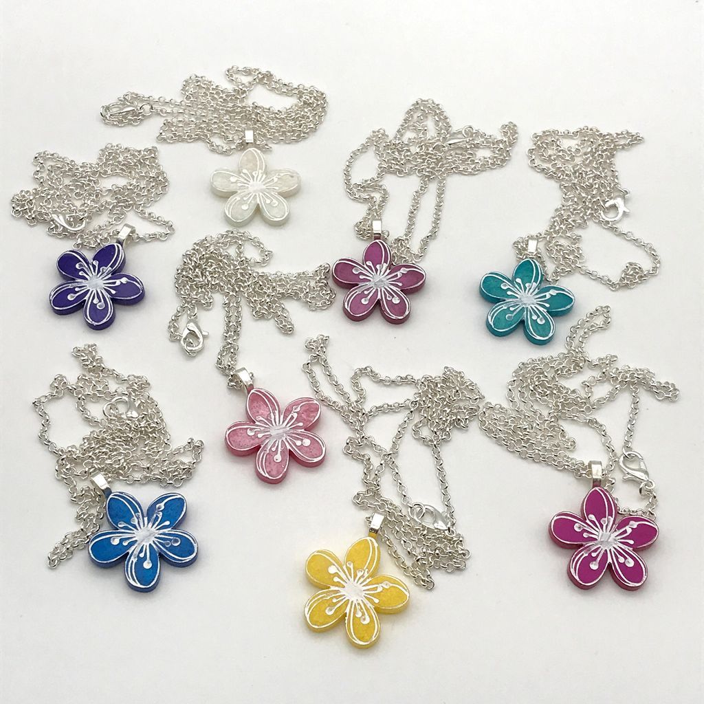 Here’s my next instalment of new products. These beauties are Etched Flower Necklaces😍🌸and some of them have Etched Flower Studs to match so you could have a gorgeous flowery set if you wanted😉

creatively-wired.co.uk/product-catego…

#MHHSBD #SBS #UKGiftHour #UKGiftAM