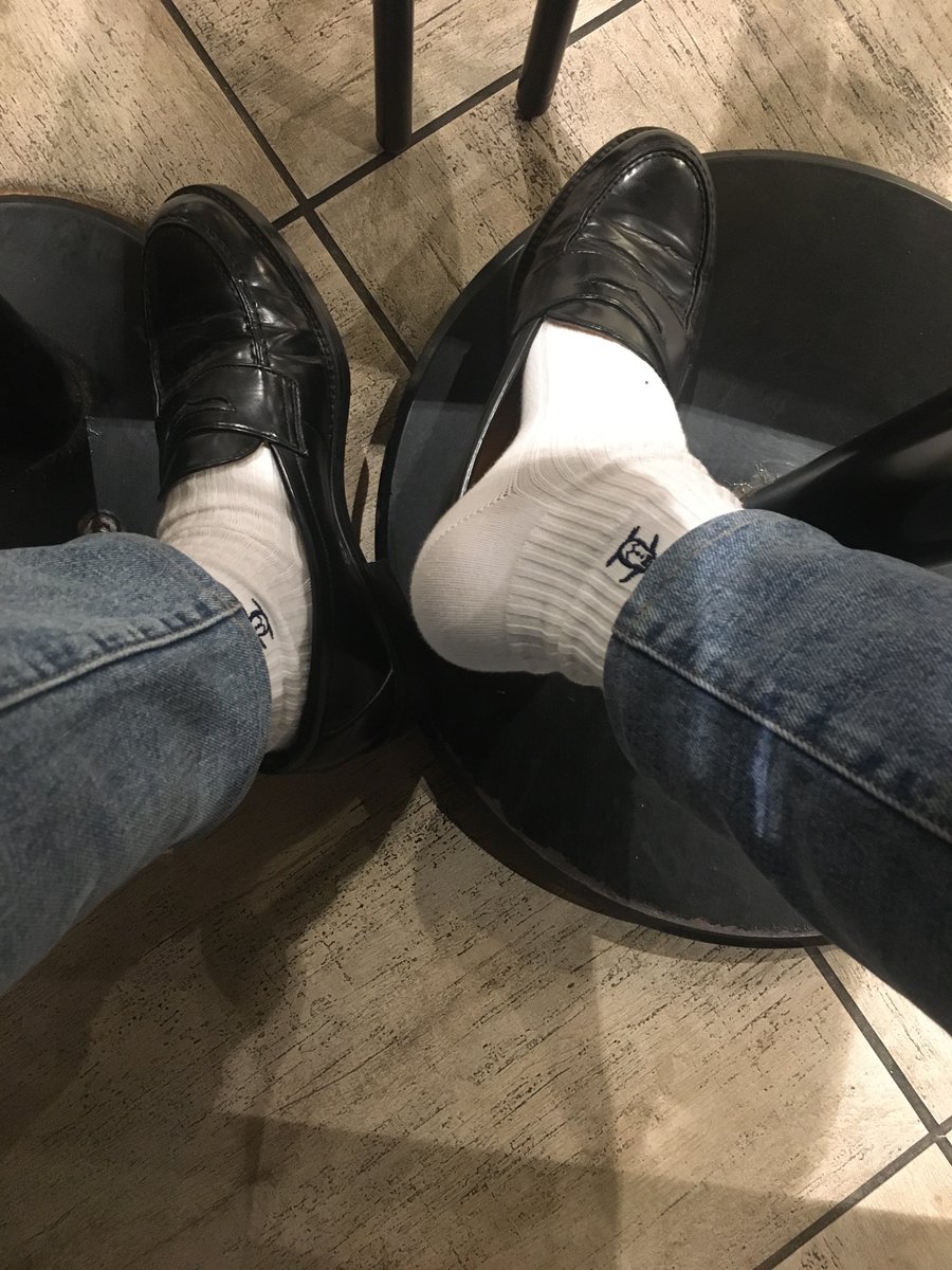 カズマ まぁ ワンポイントのソックス自体 ダサいですからね このダサいのが癖になるのですが 僕も仕事や人と会う時はワンポイント付きのは履けません スーツにクウォーターソックスは無いですね 見かけるたびに幻滅します