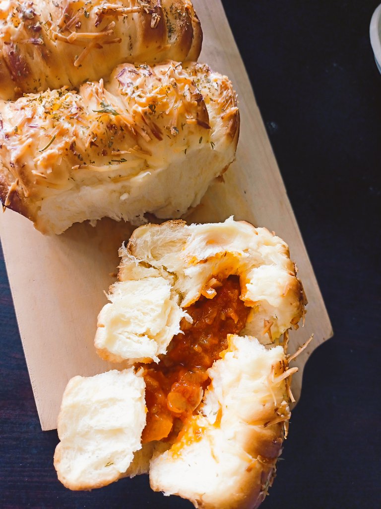 Angga_Djaja's tweet image. Wool roll breadnya aq kasik filling saus bolognese + cincangan sosis. Pngn bikin lg tp yg versi manis, kasik filling pisang, coklat, keju. Klo ada waktu longgar sih  😊 
#woolrollbread