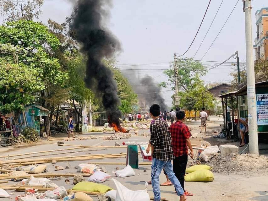 DandanieMyanmar's tweet photo. FREEDOM OF SPEECH

March 21

Today Military Junta ( terrorists gp) burnt the barricade and shot the civilians , one got shot and injured in Aung Pin Le , Mandalay division.

#WhatsHappeninglnMyanmar 
#Mar21Coup https://t.co/I2xIHJJkUu