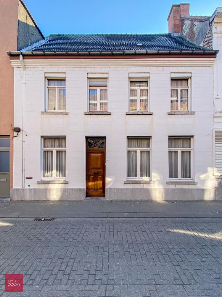 ImmoDochy's tweet photo. Charmante #burgerwoning met zongerichte tuin en ruime garage #TeKoop in het centrum van #Avelgem. Inkomhal, living, keuken, kelder, wasplaats, 3 slaapkamers, badkamer, zolder, private tuin en grote garage met kelder. https://t.co/gewmDIC01Q https://t.co/G8wKJNBoWB