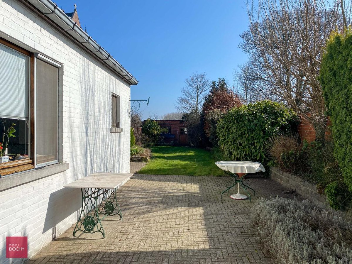 ImmoDochy's tweet photo. Charmante #burgerwoning met zongerichte tuin en ruime garage #TeKoop in het centrum van #Avelgem. Inkomhal, living, keuken, kelder, wasplaats, 3 slaapkamers, badkamer, zolder, private tuin en grote garage met kelder. https://t.co/gewmDIC01Q https://t.co/G8wKJNBoWB