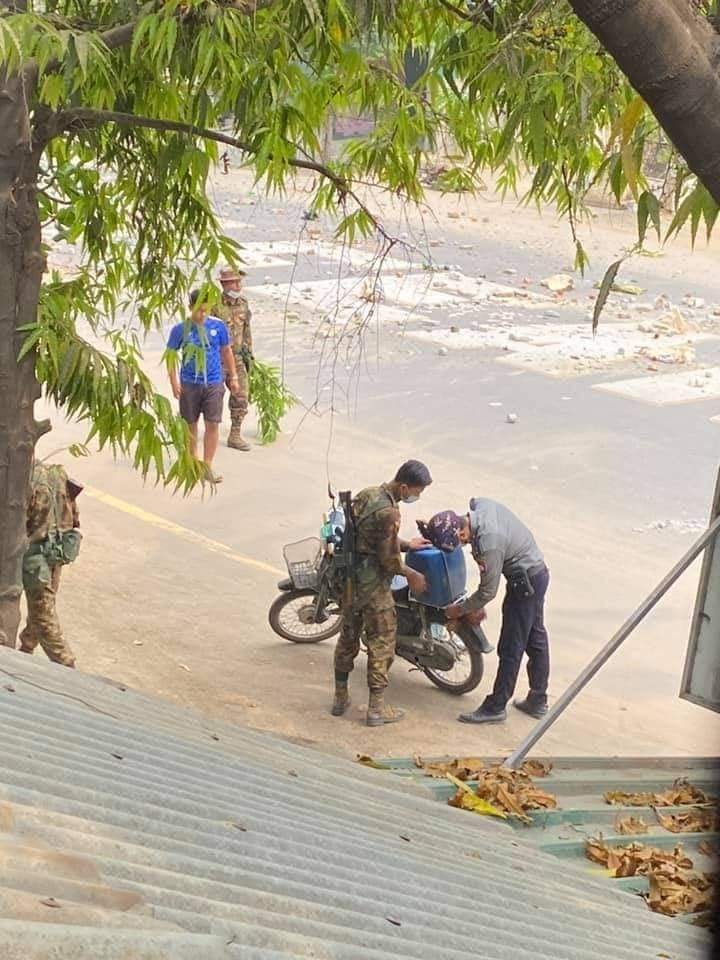 spring21MM's tweet photo. The evidence of terrorists robbing civilians' properties. 

On #Kyaukka Road, #Monywa, terrorists forced to stop motorcycles and robbing unarmed people.
FREEDOM OF SPEECH
#WhatsHappeningInMyanmar
#Mar21Coup https://t.co/pgvj51EfHT