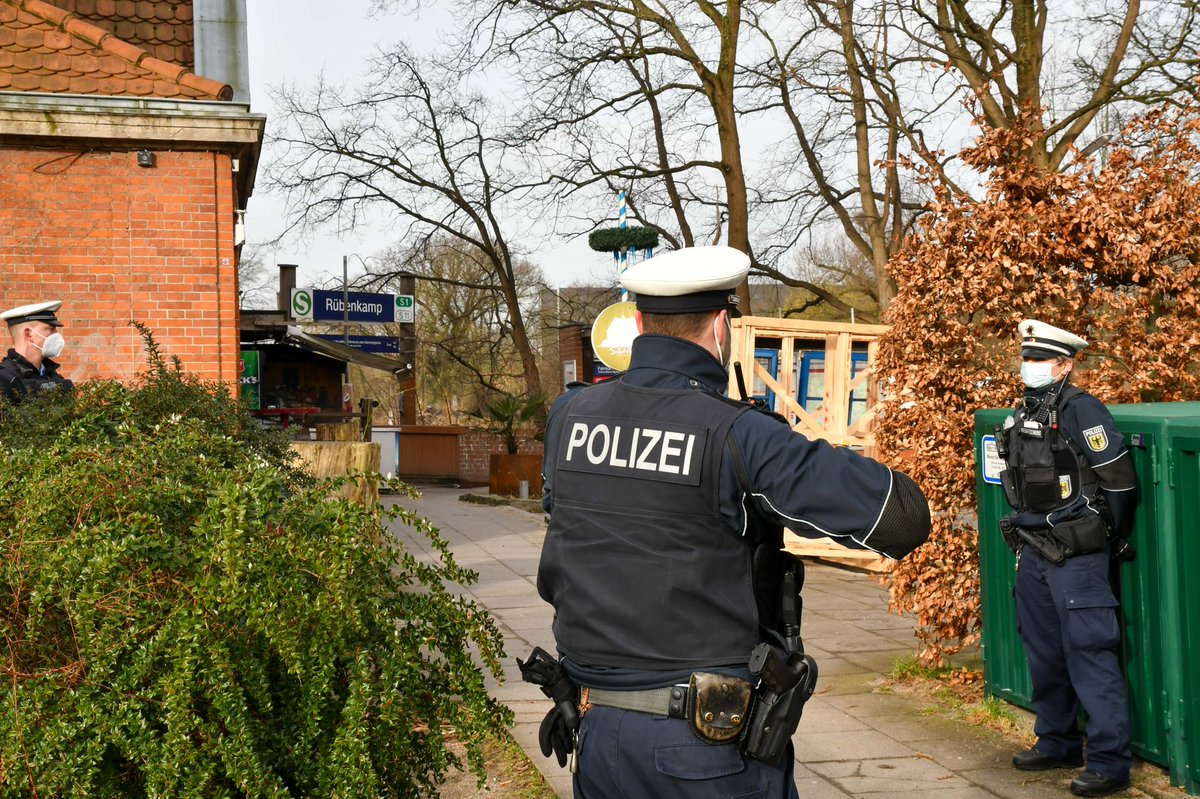 EbnerFoto's tweet photo. Hamburg-Aktuell 
S-Bahnhof #Rübenkamp
#Fahrkartenautomat gesprengt 
Bundespolizei und #Entschärfer vor Ort
S-Bahn fuhr durch
@BILD_News @BILD_Hamburg @bpol_nord https://t.co/kJ98pp7n5z