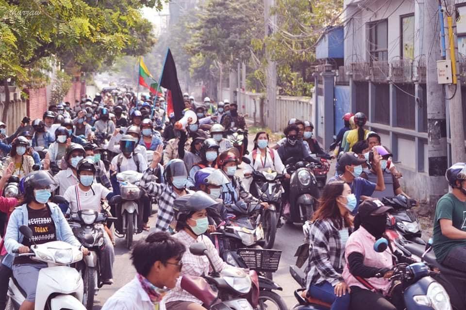 Tofu07385993's tweet photo. @freya_cole @TostevinM @freakingcat
Cycle Strike in Mandalay with powerful crowd. People are still going strong against dictatorship and fighting for democracy.
Photo: crd 
FREEDOM OF SPEECH 
#WhatsHappeningInMyanmar
#Mar21Coup https://t.co/ro0ANN8Plt