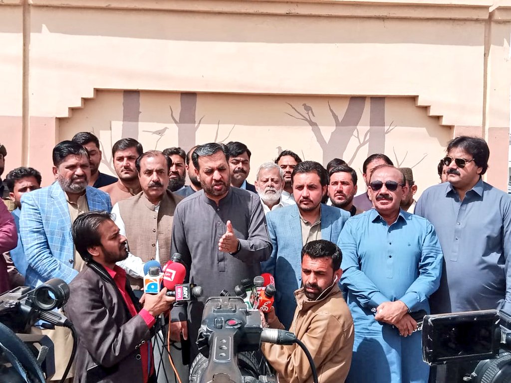 MQMPUpdates's tweet photo. پاک سرزمین پارٹی کے چیئرمین سید مصطفیٰ کمال کی کوئٹہ انٹرنیشنل ایئرپورٹ پر میڈیا سے گفتگو، اس موقع پر صدر PSP انیس قائمخانی اوردیگر مرکزی رہنماء بھی موجود ہیں (21.03.21)

@KamalPSP 
#PSP #MustafaKamal #Quetta #PSPQuetta #Pakistan https://t.co/lrAkfyXvZh