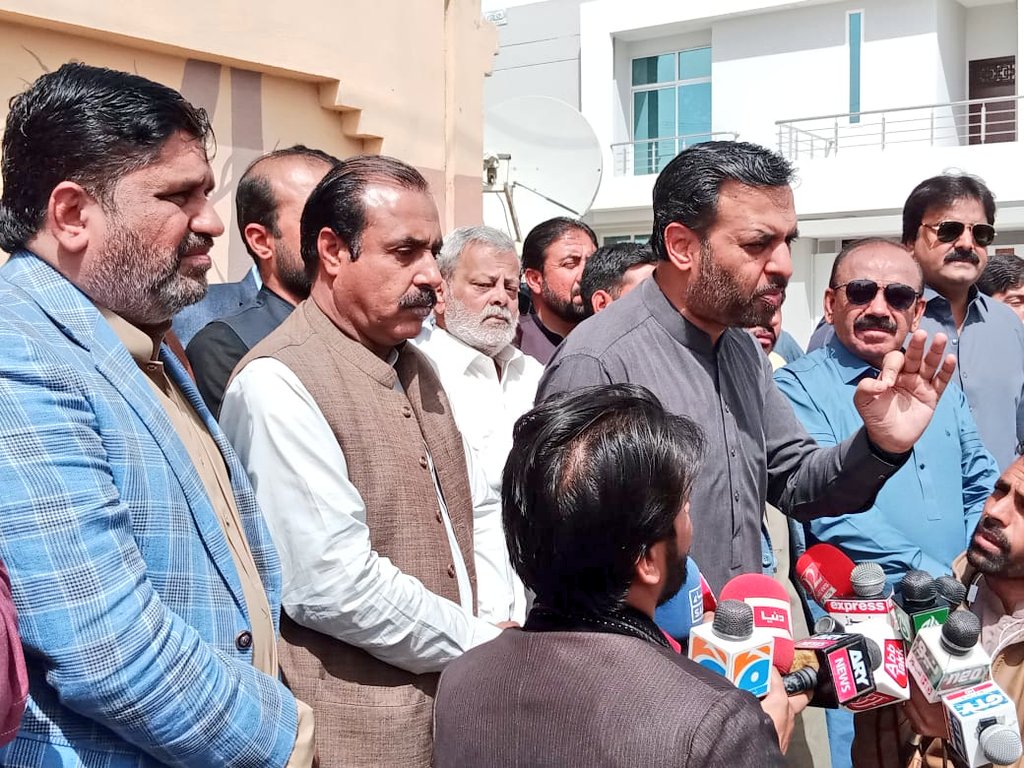 MQMPUpdates's tweet photo. پاک سرزمین پارٹی کے چیئرمین سید مصطفیٰ کمال کی کوئٹہ انٹرنیشنل ایئرپورٹ پر میڈیا سے گفتگو، اس موقع پر صدر PSP انیس قائمخانی اوردیگر مرکزی رہنماء بھی موجود ہیں (21.03.21)

@KamalPSP 
#PSP #MustafaKamal #Quetta #PSPQuetta #Pakistan https://t.co/lrAkfyXvZh