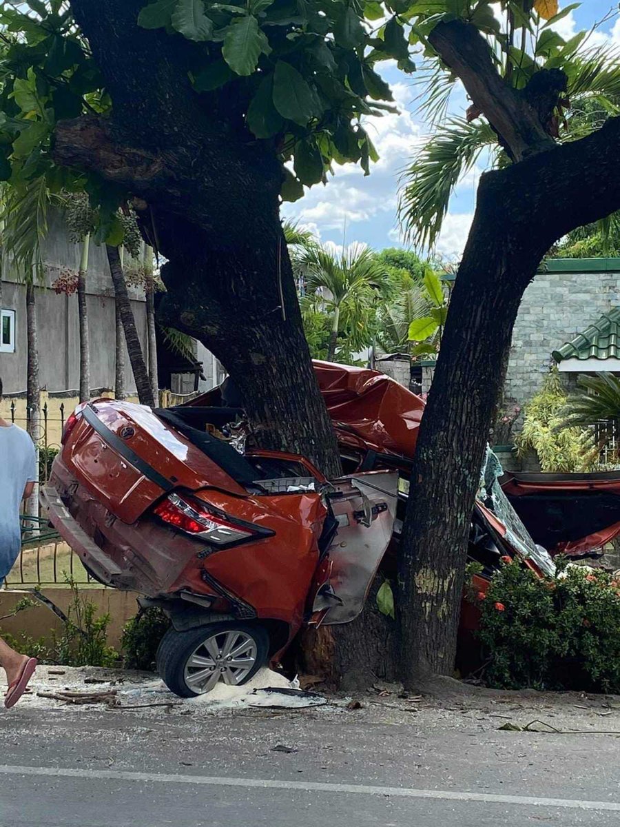 LOOK: The driver of this Toyota Vios miraculously survived and unscathed even if he crashed the umbrella tree and concrete barrier with steel fence along Calasiao - San Carlos road vicinity of Brgy Mancup Calasiao Pangasinan. (Photo: Calasiao PNP) | Liezle Iñigo