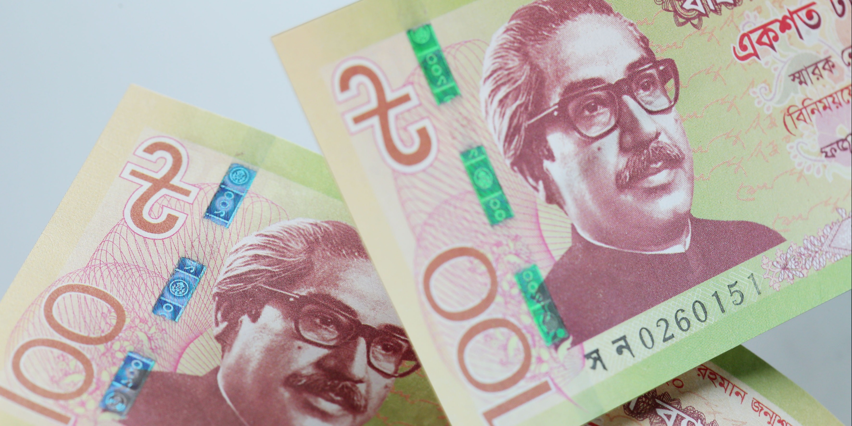 De La Rue on X: It's been over a year since IGNITE® thread was first  issued on the Bangladesh 100 Taka commemorative note. This dynamic  colourshifting thread doubles the security of the