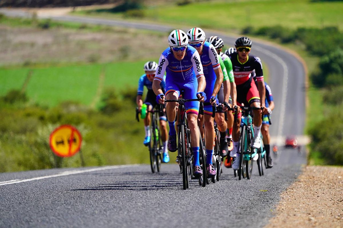 #EliteMen Riders have passed check point 1 and are over 40km into the 178km race. They'll  do 2 more loops around Bonnievale before heading back to Swellendam.