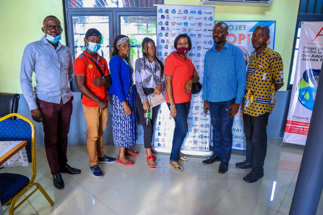 JosephLuhembwe's tweet photo. Les jeunes volontaires de #JVE_RDC ont pris une photo de famille avec le Coordon. National @JosephLuhembwe après la conférence en panel à l'occasion de la #Journée Internationale de la #Femme 2021 organiser par #Renadef. https://t.co/VU8xHXl76V