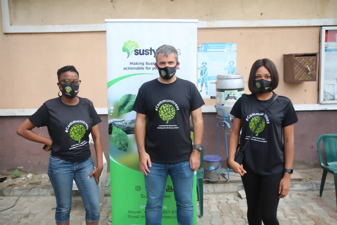 UKinNigeria's tweet photo. Ahead of #COP26, on 2021 #InternationalDayOfForests, under the theme "Forest restoration: a path to recovery and well-being”, we joined our #Nigeria4Nature partners @SustyVibes to plant trees for their #Communitrees initiative which aims to plant #5000Trees in Lagos & Abuja. https://t.co/30xuYY3iCm