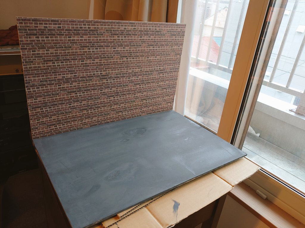 Yamahobby 合計1500円未満で作れるジオラマ背景を作って見ました 用意するのはセリアさんで買えるmdfボード2枚とレンガ模様のマスキングテープ3つ 模型屋さんで買えるタミヤの情景テクスチャーペイント 路面 ダークグレー です レンガの壁はマスキング