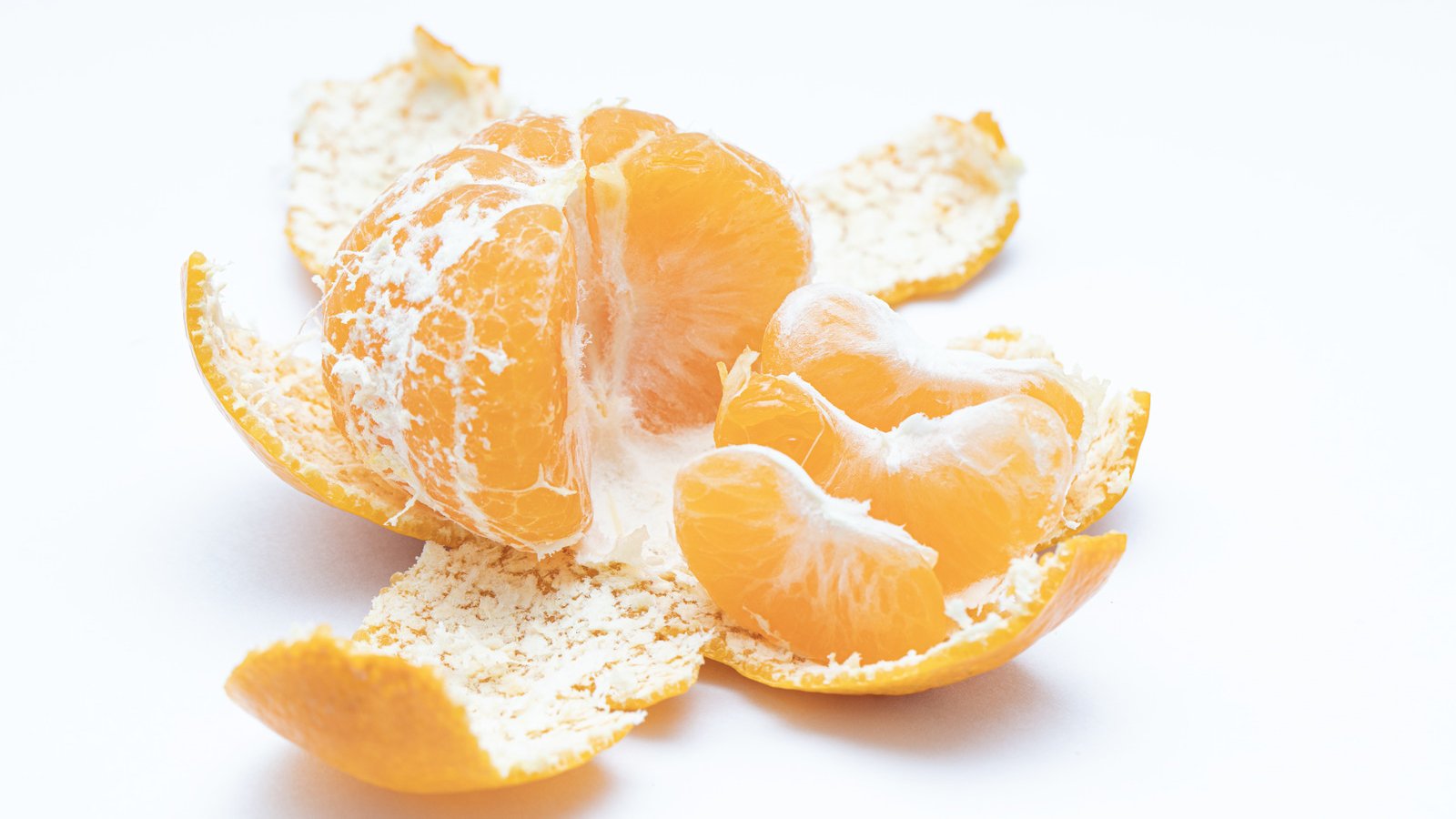 ラテン語さん ホワイトデートリビア みかんにある白い筋は アルベド という名前があります これはラテン語 Albedo アルベードー 白さ が語源です Alb で始まる語は白に関係していることが多いです たとえば英語のalbumenは 卵白