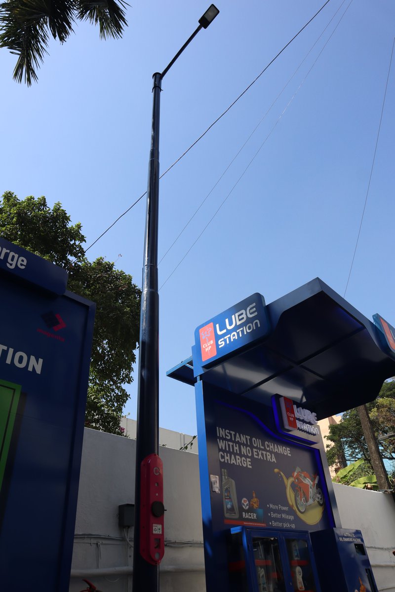 DarrylDias_'s tweet image. There are over 20million Streetlights in India &amp;amp; most of them are under-used resource.

@MagentaPvtLtd offers a unique patented &amp;amp; certified product #ChargeGrid FLARE -Streetlight integrated EV charger.

@SwitchDelhi @NITIAayog @kgahlot @ArvindKejriwal @amitabhk87