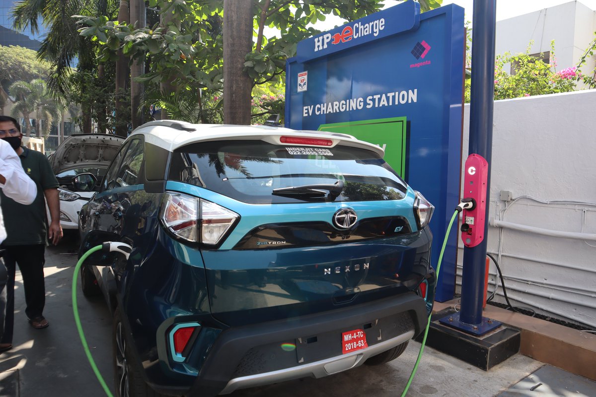 DarrylDias_'s tweet image. There are over 20million Streetlights in India &amp;amp; most of them are under-used resource.

@MagentaPvtLtd offers a unique patented &amp;amp; certified product #ChargeGrid FLARE -Streetlight integrated EV charger.

@SwitchDelhi @NITIAayog @kgahlot @ArvindKejriwal @amitabhk87