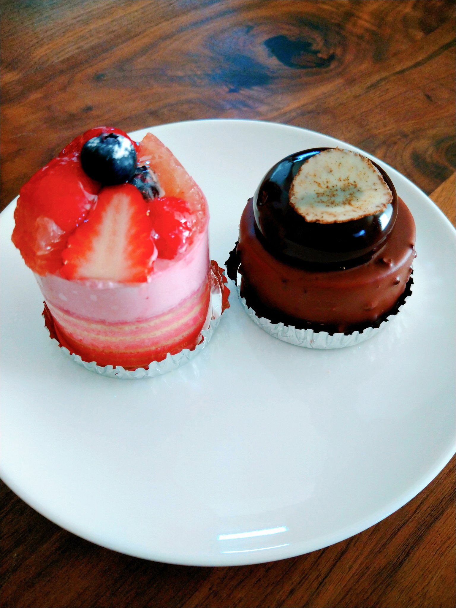 22 浜松市で大人気のスイーツ店 アボンドンスさんへ フランス人のパティシエが作るスイーツはどれも美しい 食べられるアートです 左がルージュ 右がグリュエルという商品です とっても美味しく頂きました スイーツ 浜松市 アボンドンス