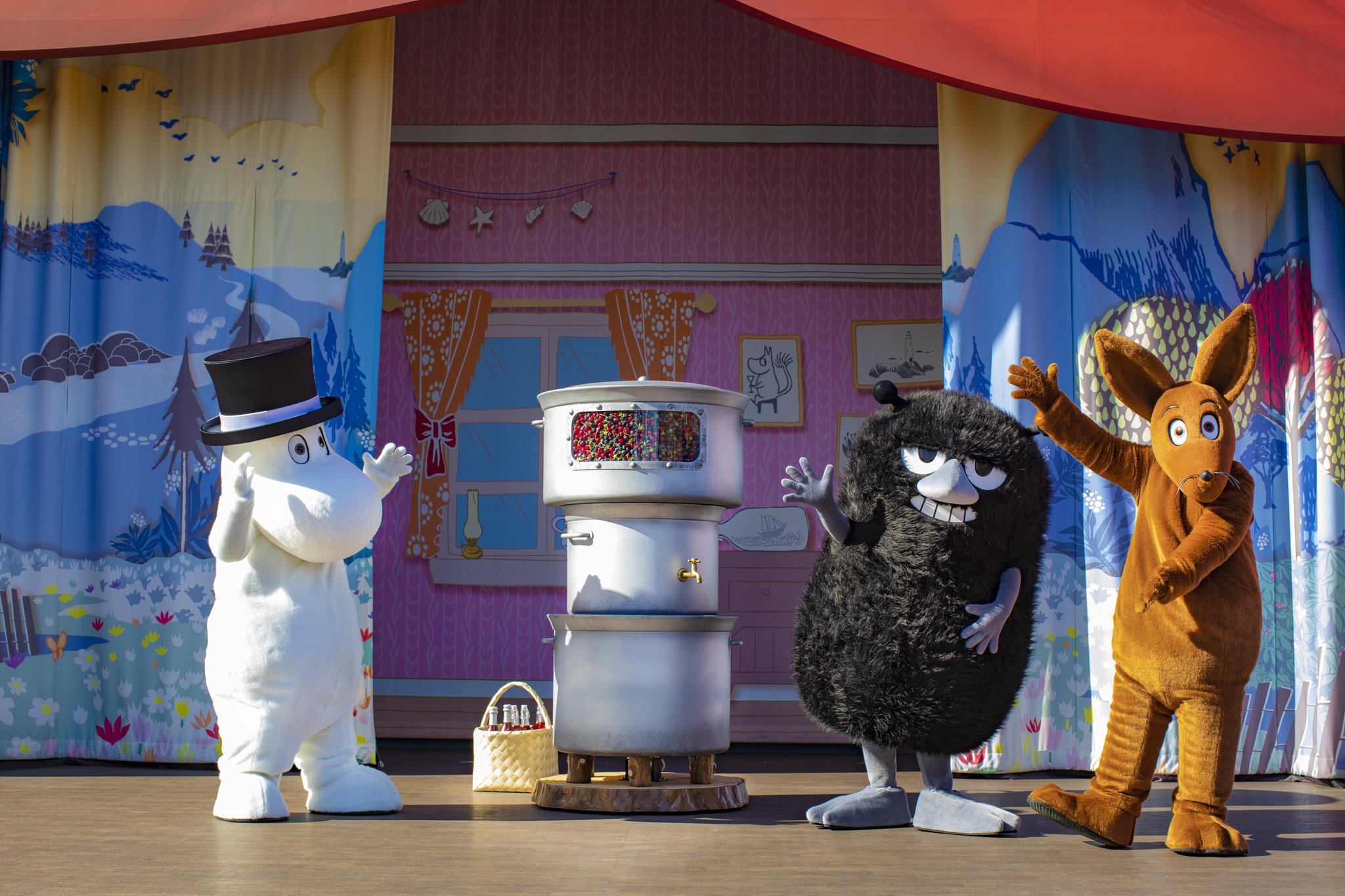 ムーミンバレーパーク公式 魅惑のスペシャルジュース マンハッタンダイナマイト エンマの劇場ショーで スティンキーとスニフが新しい自由な生活の象徴として作った製造機の正体 ムーミンパパが 冒険の匂いがする いや これはきくな と