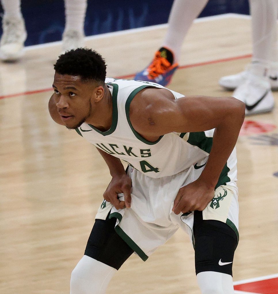 TheDunkCentral's tweet photo. Giannis Antetokounmpo tonight: 

33 points 
11 rebounds 
11 assists 
12/19 FG 

Back-to-back triple doubles 🔥 https://t.co/JueljFLHyr