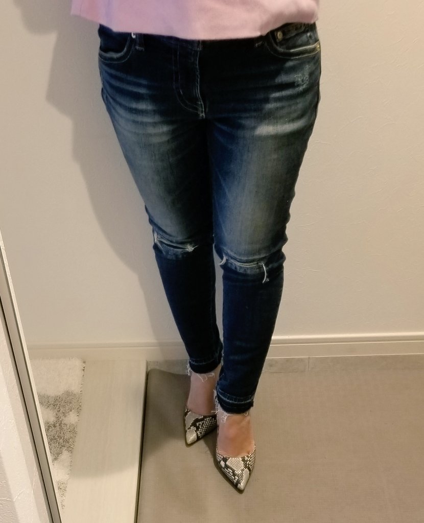 lily_kimagure55's tweet photo. あとね、あとね、ホワイトデーだからってとっても素敵なパンプスをプレゼントしてくれた🥰
ピンヒールの高さも、甲の高さも、脚が綺麗に見えるデザインが文句無しに最高!!そして歩きやすい!前からこのパンプスの他のデザインが気になってて、いつか履きたいって思ってたからかなり嬉しい😊
#CARRANO https://t.co/49M3F02vyF