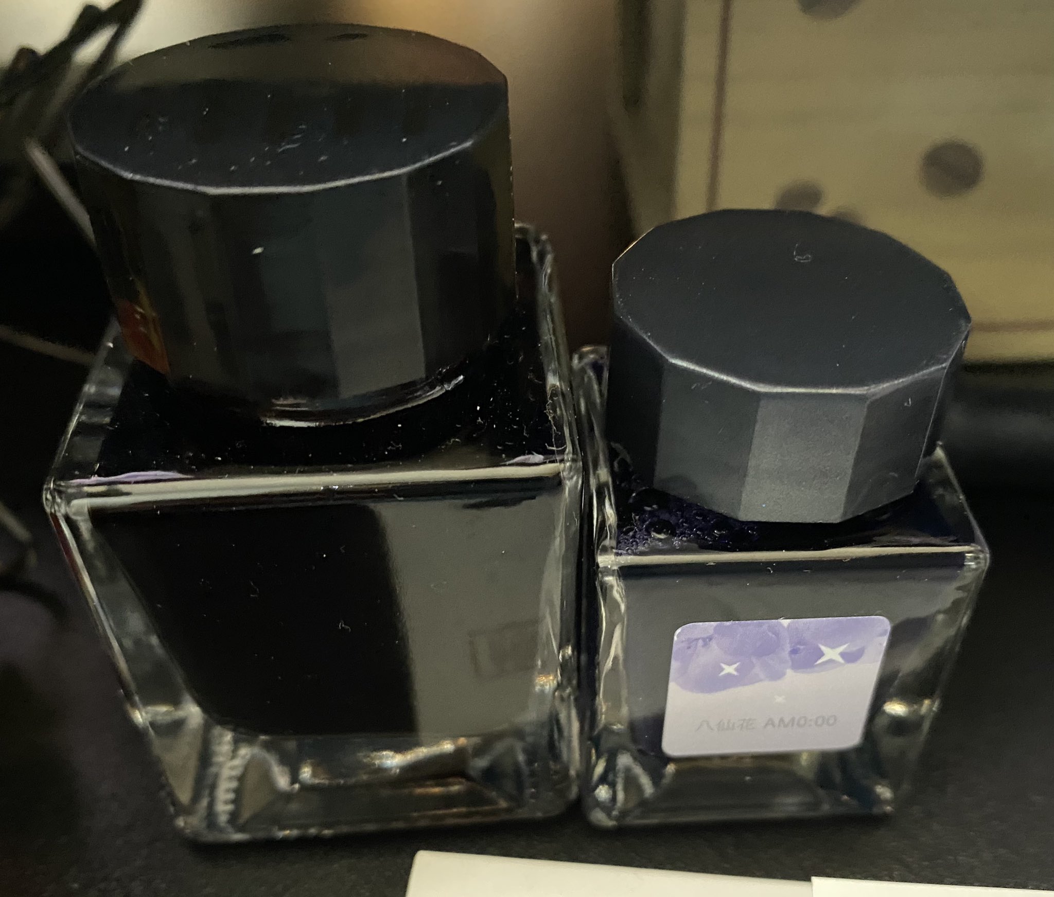 希羽 八仙花インクが届いたよ 石丸文行堂さんのam5 00と新色のam0 00 2カラーともベースは同じでラメだけが違っていて 並べるとその微妙な色差が解るという色彩感覚が試されるインク サイズが通常より小さいのでとても可愛い 3枚目は左上が5時