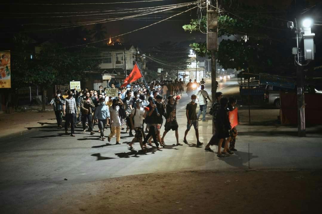 #Mar14Coup early morning protest, before sunrise, residents of #Mawlamine are already on the street showing their unbreakable commitment to fight against #MyanmarCoup. People across the country are taking every opportunity to resist. #WhatsHappeningInMyanmar