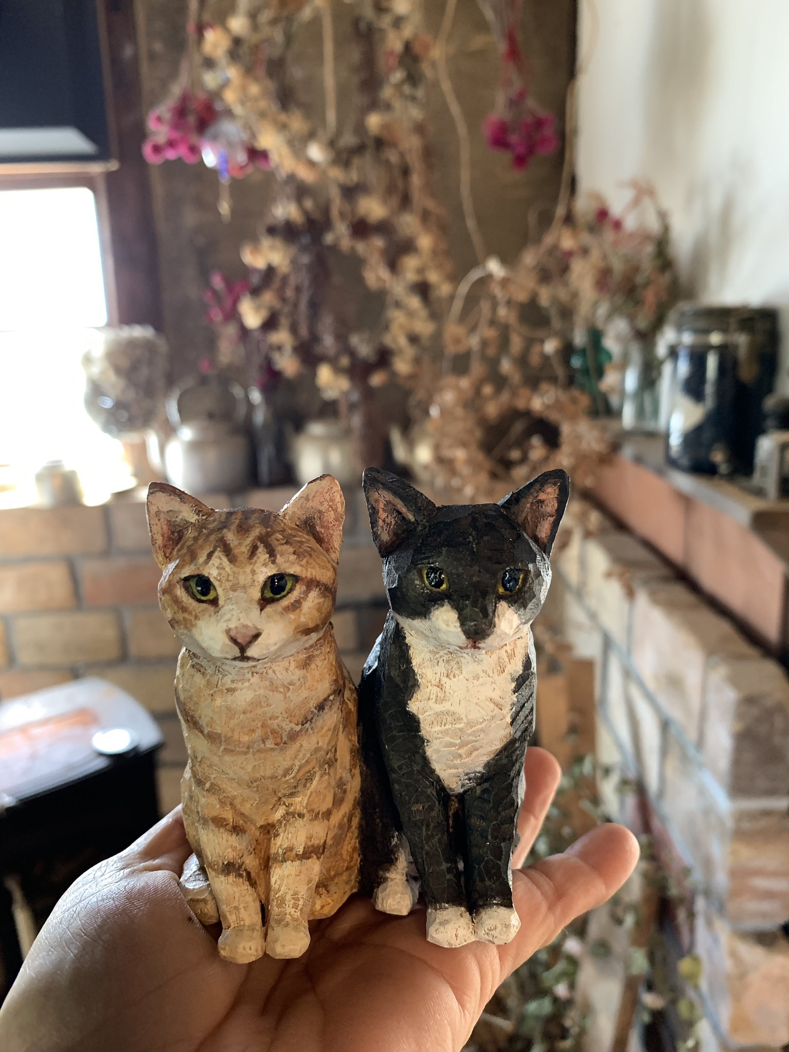 はしもとみお 一本のクスノキから割れることのないように 大切に彫りあげた猫のリングピローたち 色んな毛色 色んな形 色んな性格 この彫刻を作るときに一番心がける事は ふたりの猫の 調和かなあ はしもとみお 一本のクスノキから割れることのないように 大切に彫りあげた猫のリングピローたち 色んな毛色 色んな形 色んな性格 この彫刻を作るときに一番心がける事は ふたりの猫の 調和かなあ