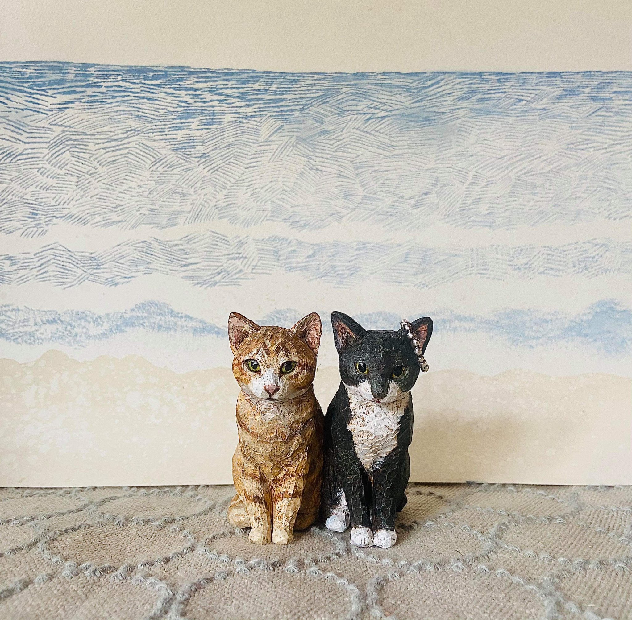 はしもとみお 一本のクスノキから割れることのないように 大切に彫りあげた猫のリングピローたち 色んな毛色 色んな形 色んな性格 この彫刻を作るときに一番心がける事は ふたりの猫の 調和かなあ はしもとみお 一本のクスノキから割れることのないように 大切に彫りあげた猫のリングピローたち 色んな毛色 色んな形 色んな性格 この彫刻を作るときに一番心がける事は ふたりの猫の 調和かなあ