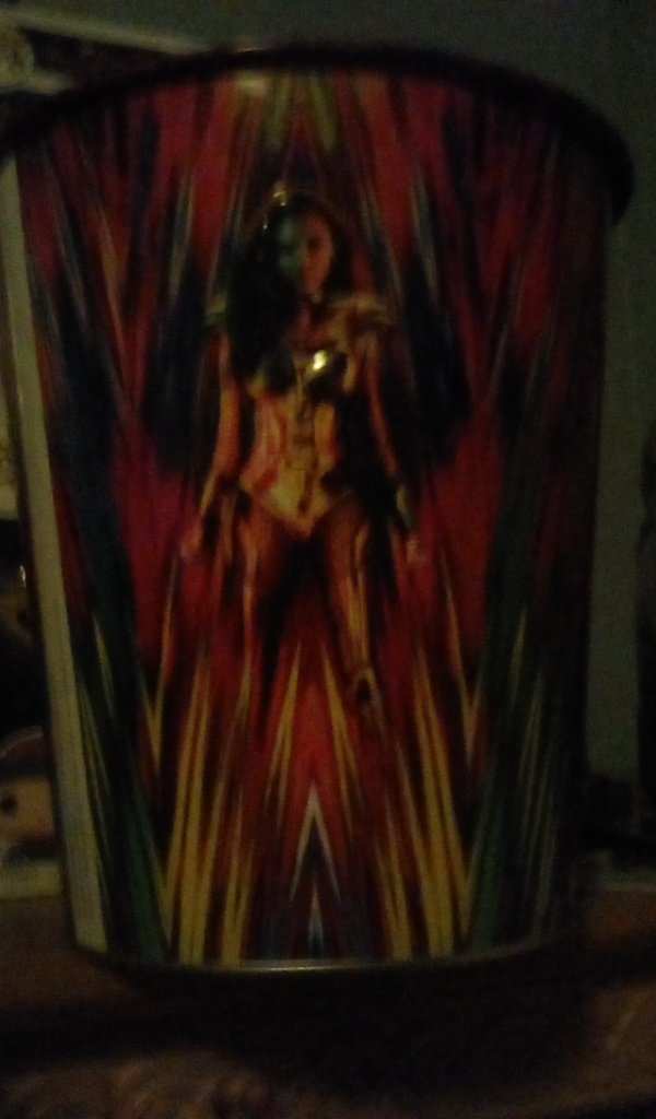 Got this Wonder Woman 1984 Popcorn Tin today from Work ! https://t.co/KrwqCdgIB0