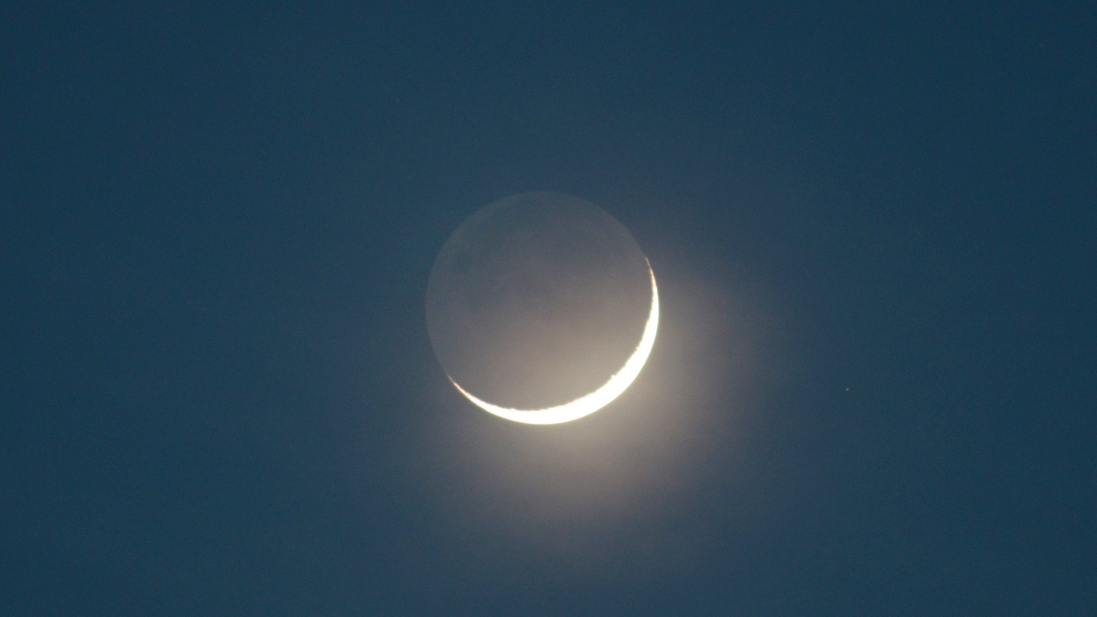 仙台市天文台広報担当 春三日月 本日3月15日の月は三日月です 夕方の西の空に細い月が浮かんでいます 三日月の傾きは 季節よって異なることをご存知でしょうか 今夜の三日月は 春季限定の横に寝ているような姿をしています 月 三日月 春