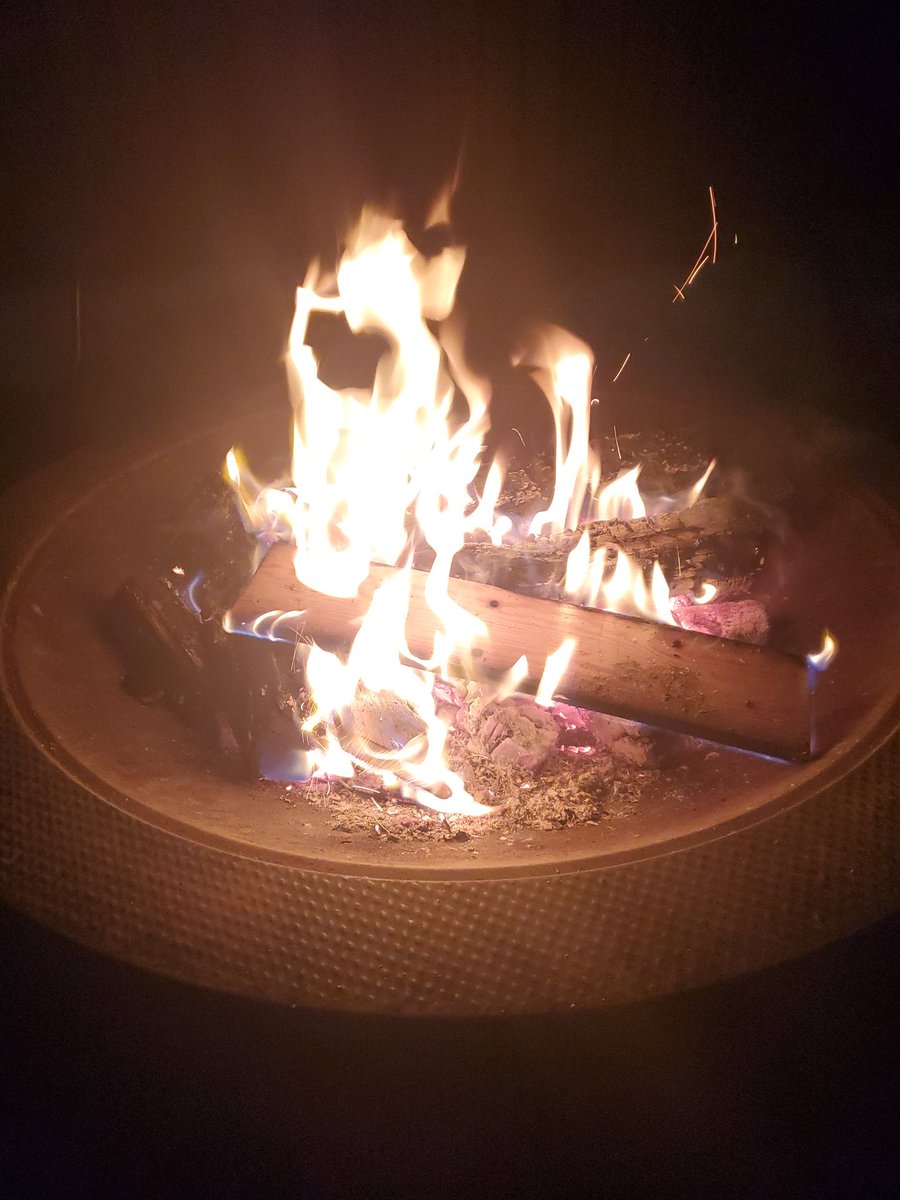 wandabaker_'s tweet photo. Firepitt, burgers and guessing the one hit wonder songs from the 80s. #whohasmorefun #saturdaynights 🙌 https://t.co/sztNS8nNNB