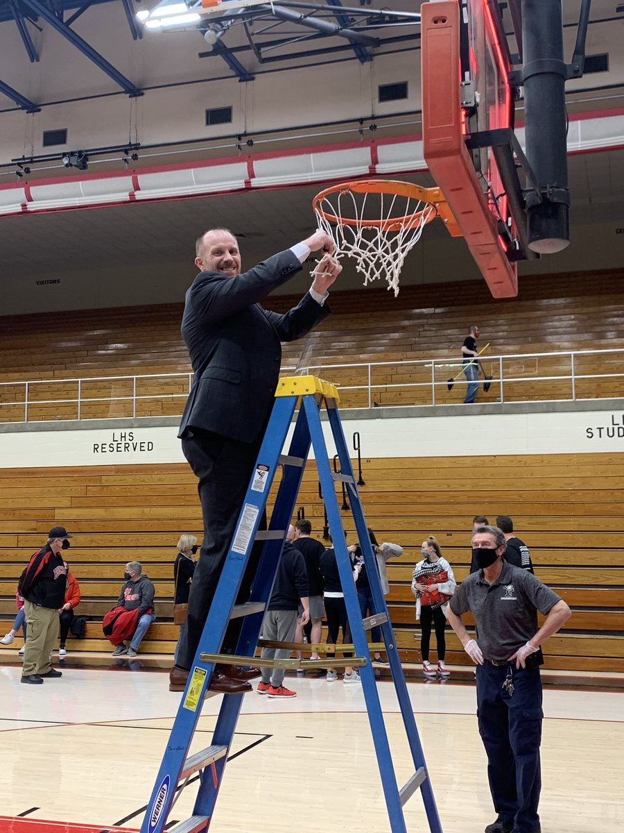 DK_kamp3's tweet image. Hounds win!  #NeverGiveUp @CarmelMBB @carmelathletics @Coach_Osborn @CarmelPupsBball @petersuder1