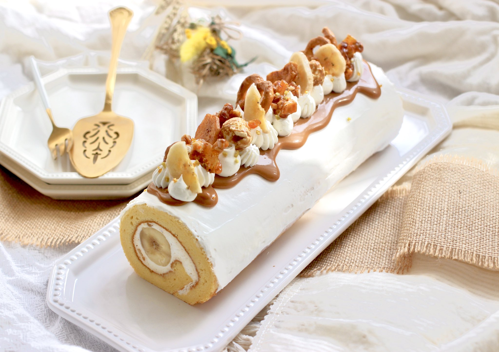 ぎゅうにゅう 塩キャラメルバナナロールケーキ 中はキャラメルクリーム キャラメルホイップ キャラメリゼしたクルミをアクセントにいれてみた 甘いとしょっぱいの組み合わせまちがいない お菓子作り お菓子作り好きな人と繋がりたい コッタ
