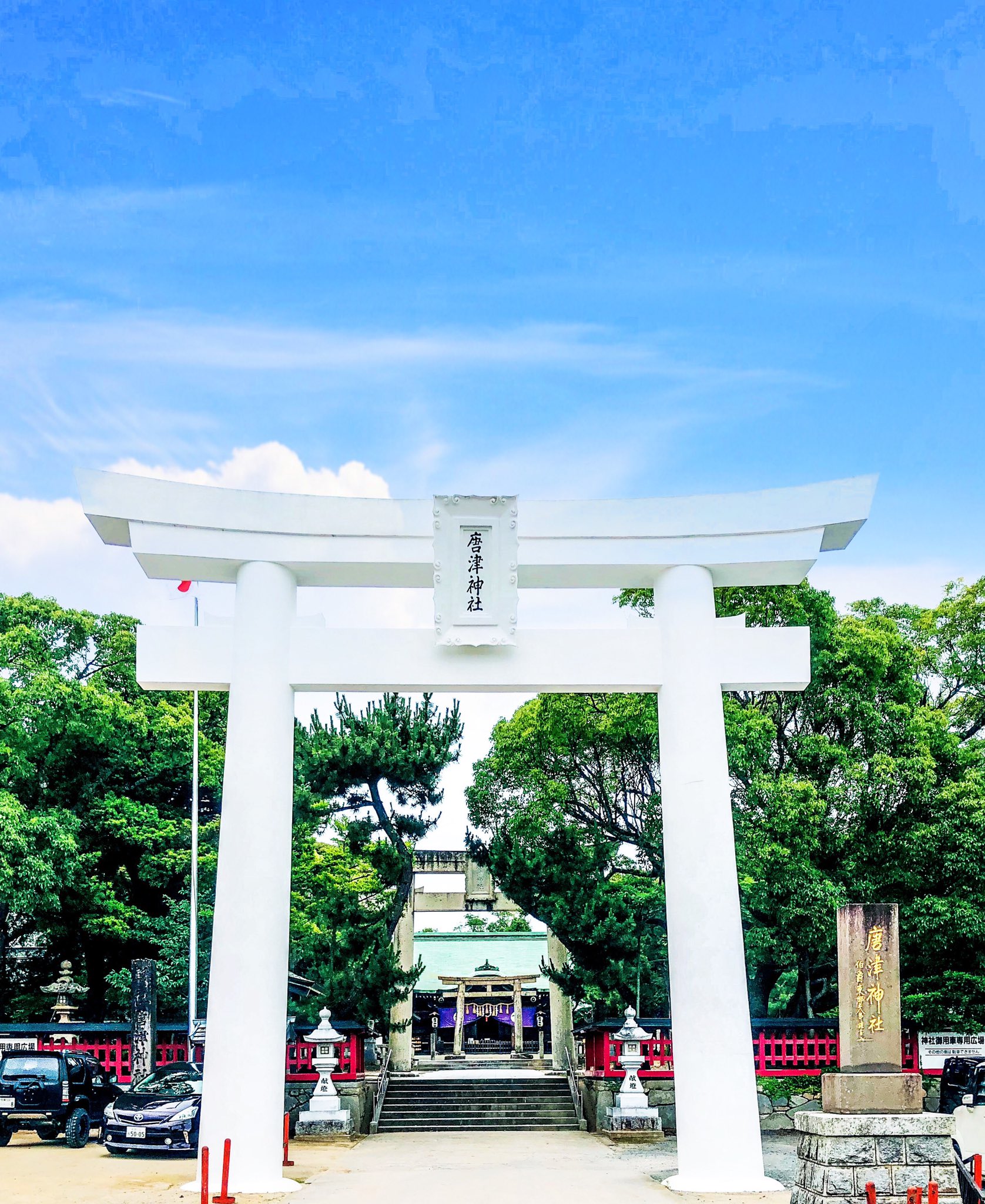 Sunny Crew 佐賀県にある唐津神社は真っ白な鳥居がとても印象的です 建てられたのが奈良時代といわれる歴史ある神社 唐津神社の秋季例大祭は 唐津くんち として知られて とても迫力があるお祭りです 佐賀 唐津 神社 白い鳥居 旅行 T