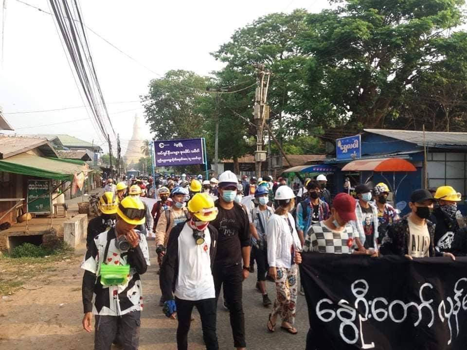 BG_ICEICE's tweet photo. tw // blood
In PoneNar Su 5 Road, Bago,
a protestor from general strike got gunshot on hand &amp; thigh by violent crackdown of terrorists.
LOCOMOTIVE XYZ
#WhatsHappeningInMyanmar
#Mar14Coup https://t.co/EAUtLnLPGx