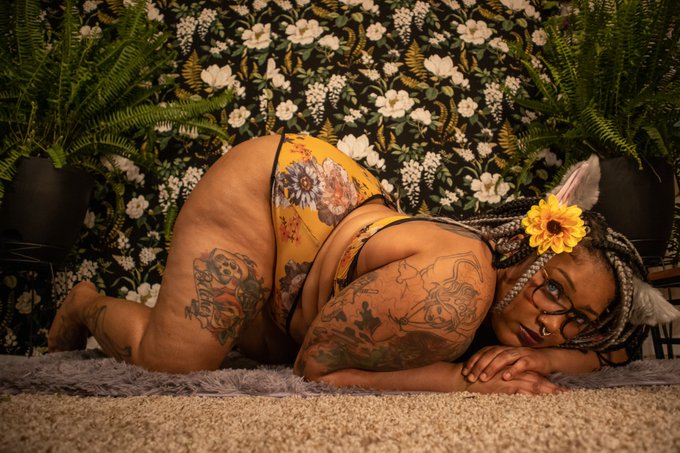 Waiting for someone to cum play with me.... https://t.co/c3pCXq0bGS