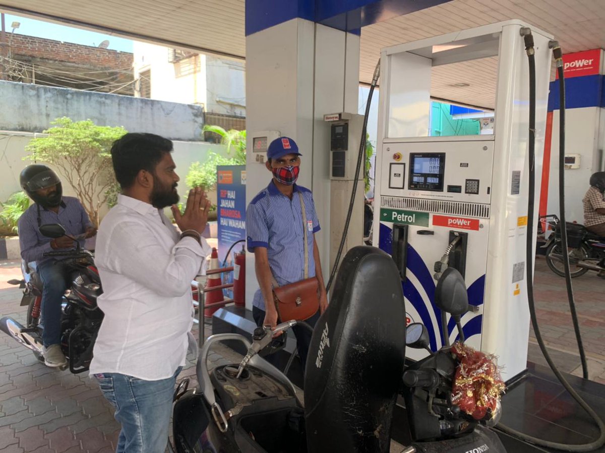 RaviKiranTRSV3's tweet photo. గ్రాడ్యుయేట్ ఎమ్మెల్సీ ఎన్నికల్లో ఓటు వేసే ముందు తమ ఇంట్లో గ్యాస్ సిలిండర్ కు వచ్చే దారిలో పెట్రోల్ బంక్ లో Petrol- Diesel ధరలకు దండం పెడుతున్న ఓటర్లు😂
#BJPFailsIndia
#VoteForVaniDevi
#VoteForPalla
@KTRTRS @kp_vivekanand @ysathishreddy @JAGANTRS @krishanKTRS @dcstunner999 https://t.co/i2ZmIL8vpD