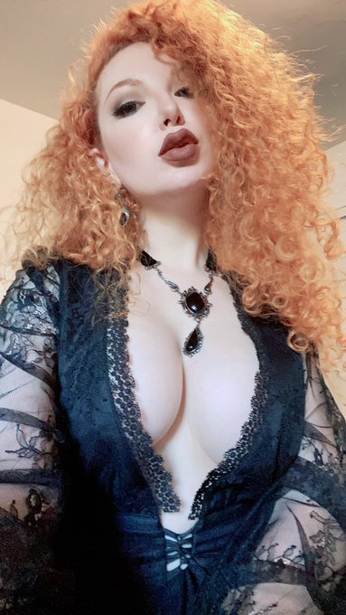 1 pic. Big Tiddie Goth GF ?? https://t.co/GlnvVdvkkS
