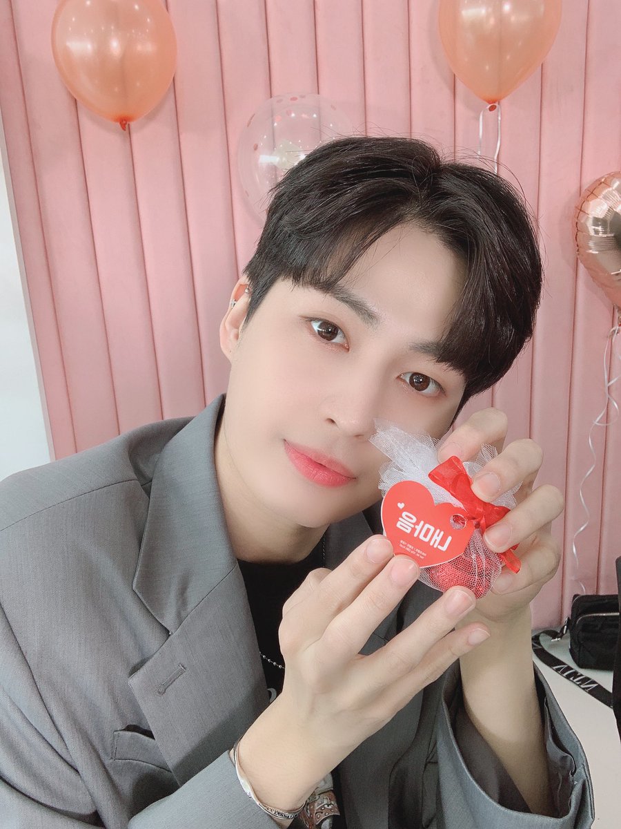 UP10TION's tweet photo. 오늘도 그저 개안 그 자체인 고결 얼굴✨ 인간 루테인으로 불러주세요🙊 허니텐 시력도 책임져주는 효자 아닐 리 없다😎

#업텐션 #UP10TION #고결 #KOGYEOL #밋앤콜 https://t.co/tRnPqUC7m3