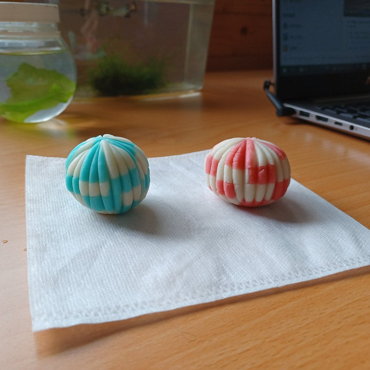 四葉葎 新垢on Twitter 這次趁假日挑戰和菓子 手毬 是我相當喜歡的一款和菓子這款的製作其實比剛開始想像中的還要吃手感qq 因為分切的形狀不一導致重組後的色塊大小不一 和菓子 手毬 手鞠 上生菓子