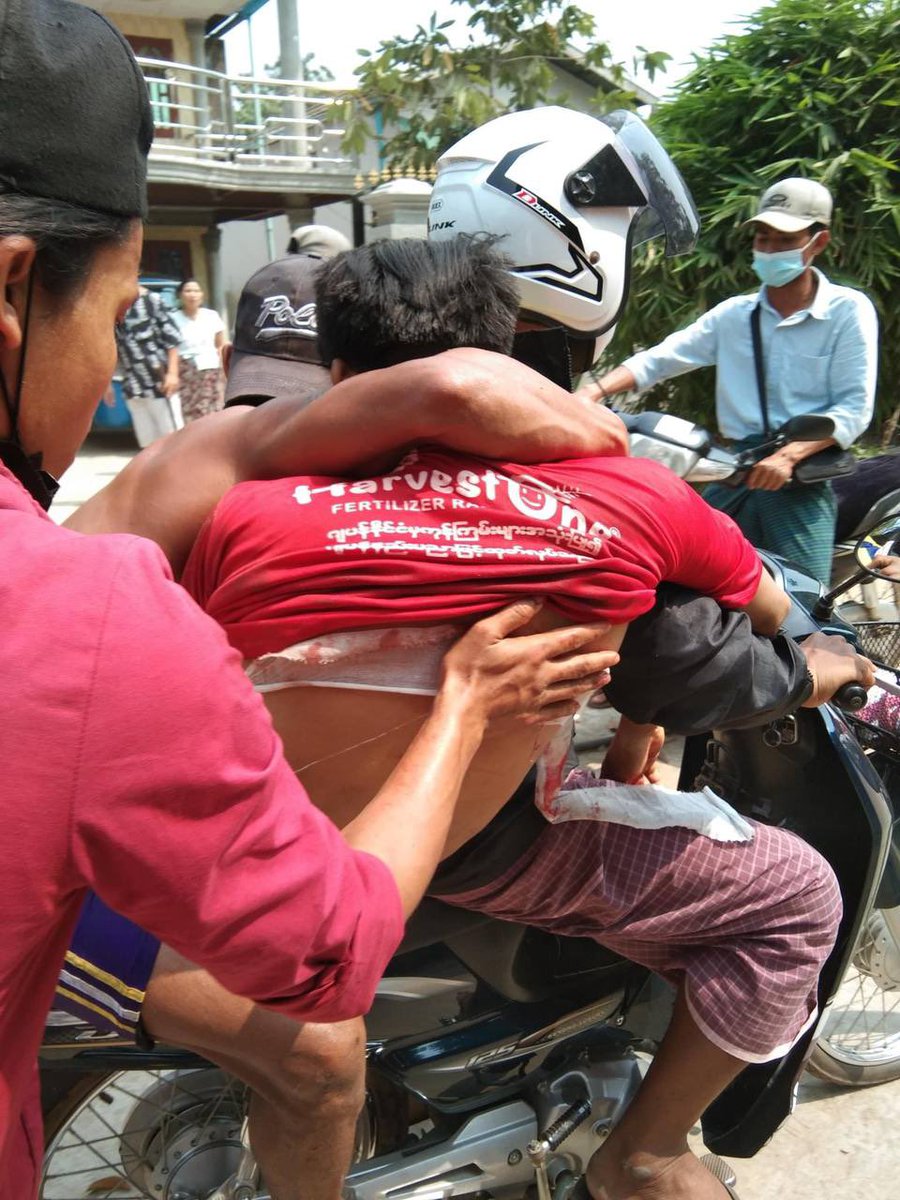 BG_ICEICE's tweet photo. tw // death
In Bago,Terrorists are shooting at protesters since early morning and one was dead. There're more than 4 people who got gunshots.
LOCOMOTIVE XYZ
#WhatsHappeningInMyanmar
#Mar14Coup https://t.co/q6e6oV7tnX