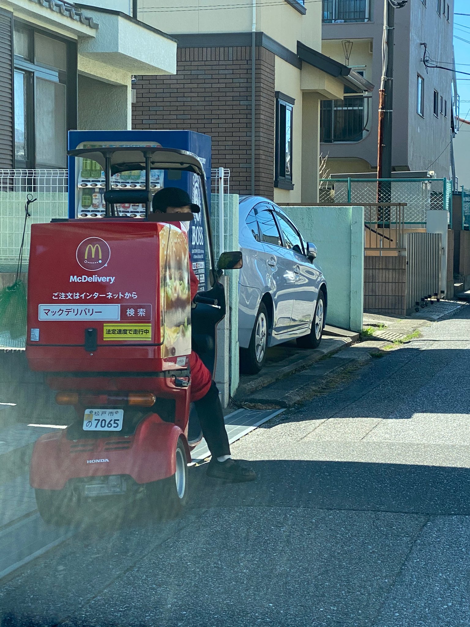 食いしん坊や ウバ活日記 マックデリバリー がノーヘルで配達してたわ ノーヘルでokなのはミニカー登録の3輪バイクだぞ このナンバーは原付登録です いやー 天下の マクドナルド さんはルール破っても許されるんだなぁー このバイクは撮影直前に