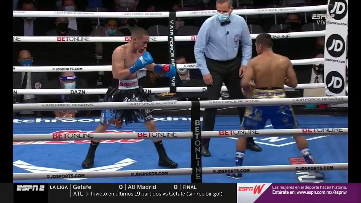 ESPNmx's tweet photo. R3: Duros impactos con la derecha del Chocolatito que hacen retroceder al Gallito.

¡QUÉ PELEA ESTÁMOS VIENDO! 

#ESPNKnockOut 🥊
#EstradaChocolatito2

🔥EN VIVO 📺 ESPN 2 https://t.co/12uMZUFbDl