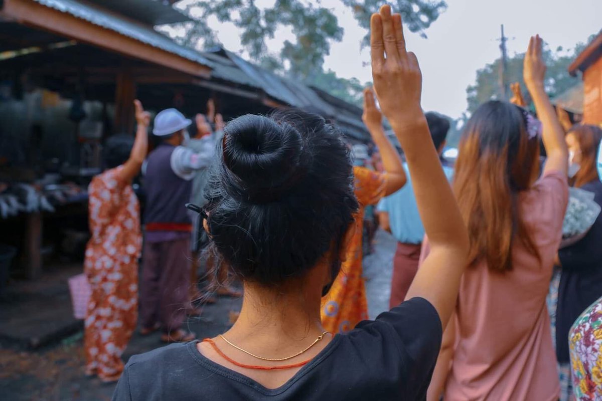 Ranjeeta_gr's tweet photo. #Mar14Coup 🇲🇲
First Market Shopping Demonstration in Pathein !!
Shoppers & Sellers are Protesting by Holding up 3-Fingers Salute while they're Buying & Selling at the Market.
Bravo !!💕
LOCOMOTIVE XYZ
#MarketProtest
#WhatsHappeningInMyanmar https://t.co/L5fQ0djgwy