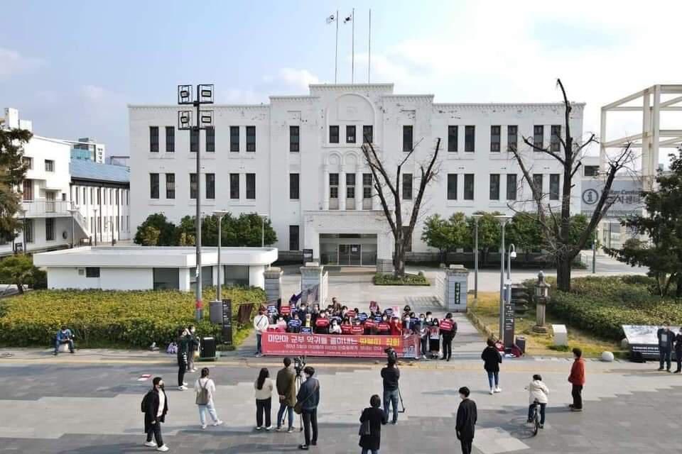 Gwangju United In Myanmar ThanBoneTee(🇲🇲🇰🇷)! Gwangju Citizens' 2nd Than-Bone-Tee Rally held in front of the former Jeonnam Provincial Office. Gwangju Myanmar Community Supporting Myanmar's Democratization.
#WhatsHappeningInMyanmar
#Mar14Coup #R2PforMyanmar
