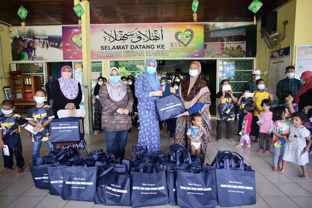 RinaMohdHarun's tweet photo. Saya mengambil peluang hujung minggu ini bertemu Mak Pah, ibu tunggal yg cekal dan semangat waja menjaga rumah jagaan, Rumah Titian Kasih, Titiwangsa yg menempatkan lebih 130 orang kanak2, OKU, ibu tunggal, fakir miskin, wanita dianiaya dan warga emas secara keseluruhannya https://t.co/x8rQxddAEs