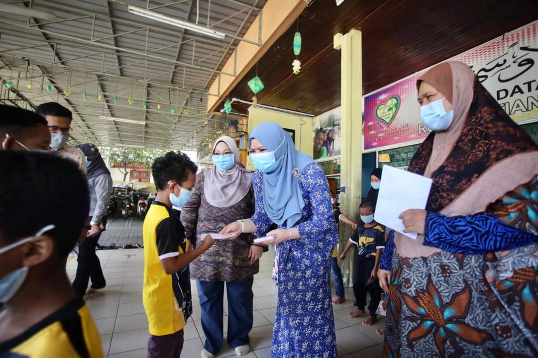 RinaMohdHarun's tweet photo. Saya mengambil peluang hujung minggu ini bertemu Mak Pah, ibu tunggal yg cekal dan semangat waja menjaga rumah jagaan, Rumah Titian Kasih, Titiwangsa yg menempatkan lebih 130 orang kanak2, OKU, ibu tunggal, fakir miskin, wanita dianiaya dan warga emas secara keseluruhannya https://t.co/x8rQxddAEs